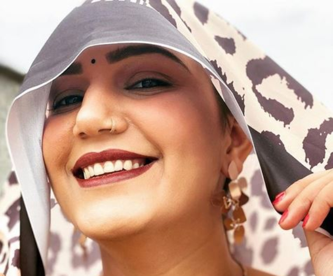 Sapna Choudhary ने खेतों में कराया फोटोशूट, लेपर्ड प्रिंट की साड़ी में दिखीं बला की खूबसूरत  